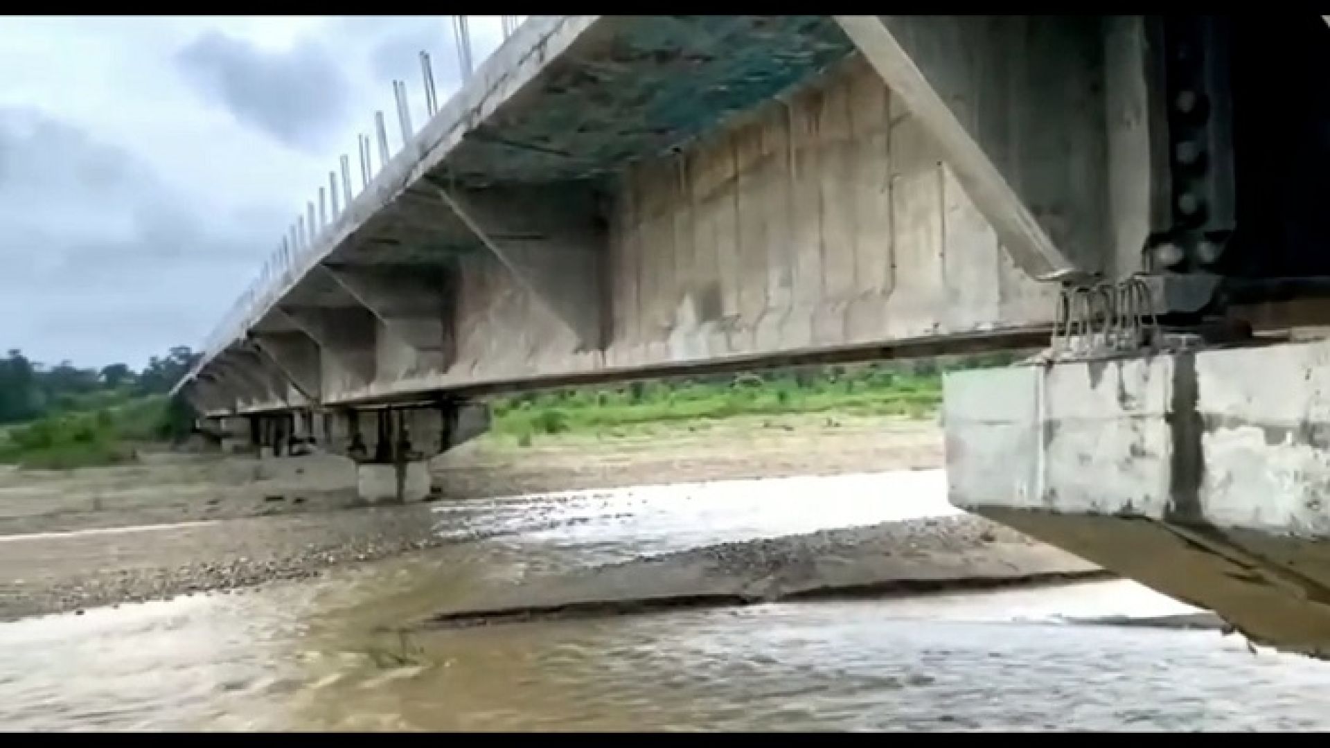 राज्यको लाचारी र ठेकेदारको ‘लुट’: चाँदी नदीको पुल निर्माण ९ वर्षदेखि अधुरै, स्थानीयलाई आश्वासन मात्रै